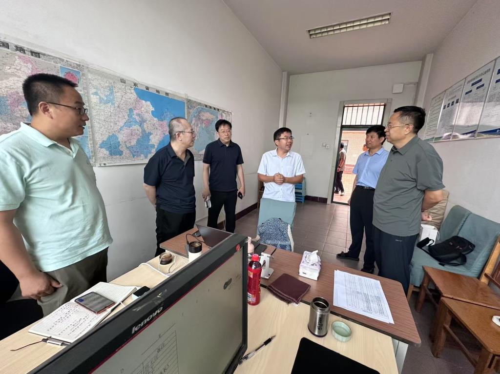 黨委書記孫眾志深入槐蔭校區(qū)檢查指導(dǎo)暑期工作并開展健康咨詢活動